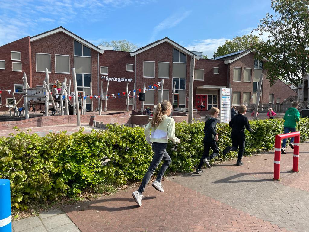 Basisschool De Springplank uit Heino in beweging met The Daily Mile