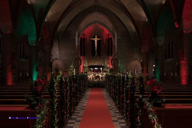 Overvolle kerk tijdens het samen vieren van ‘Kerstavond, maar dan anders’ in Marienheem