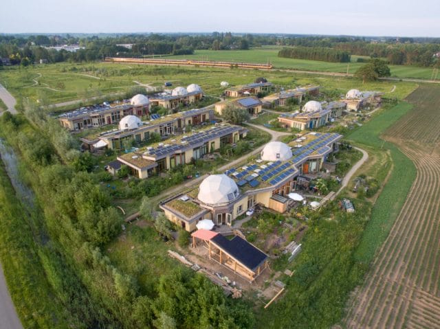 De thuisaccu komt er aan: Aardehuizen gaat met de wijkaccu tegen de stroom in