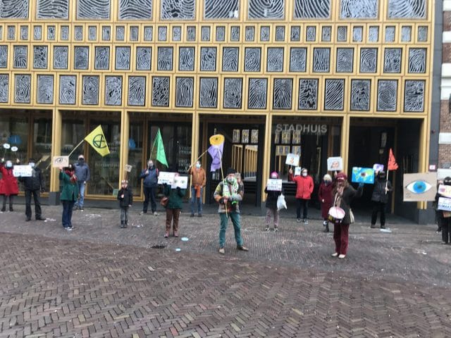 Extinction Rebellion overhandigt 3 eisen aan Deventer wethouder Carlo Verhaar