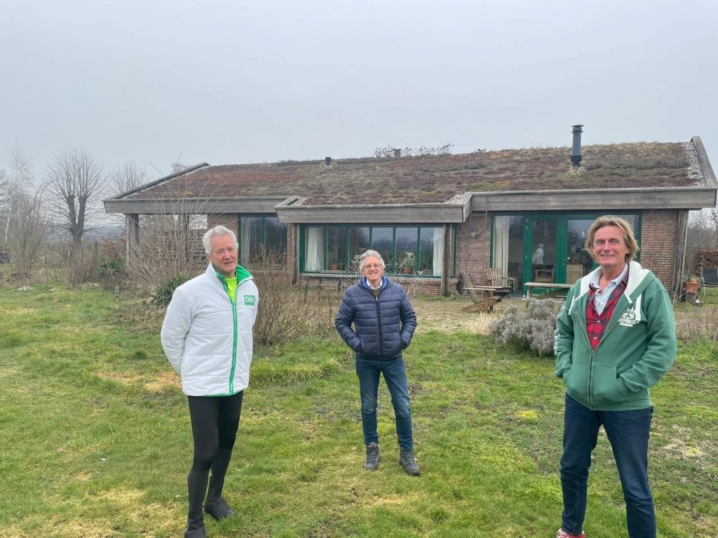 D66-kandidaat uit Diepenveen zoekt op de fiets coronaproof  verbinding met Harrie Kiekebosch