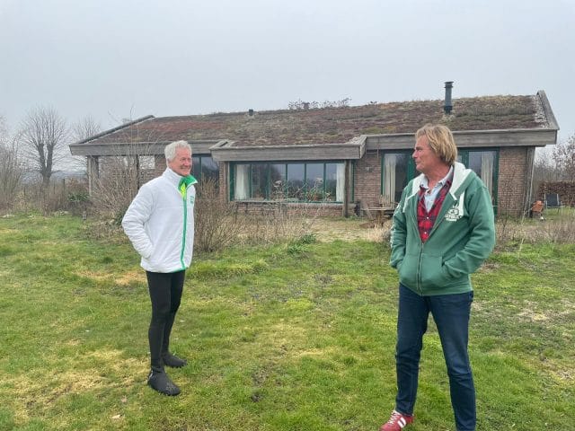 D66-kandidaat uit Diepenveen zoekt op de fiets coronaproof  verbinding met Harrie Kiekebosch