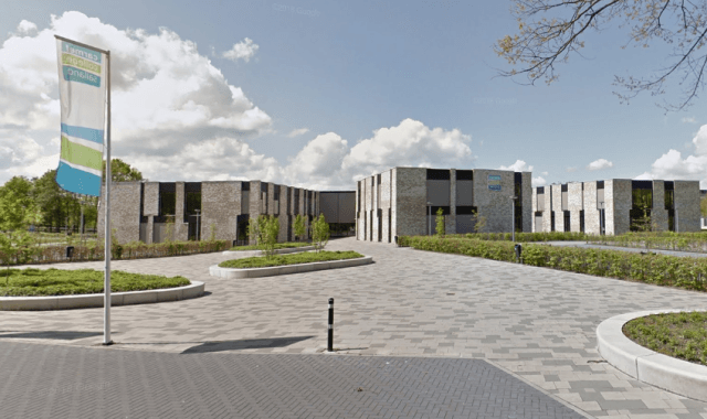 Huisartsen Raalte vaccineren in gymzaal Carmel College Salland