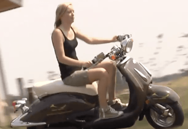 Elektrische scooter in de lift. Logisch toch?