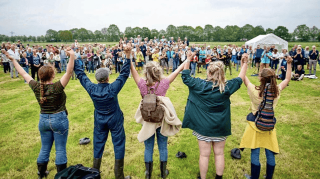 Kiek An: Confronterend theater in het weiland over hoe ‘stadsen’ over boeren denken