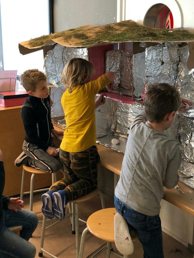 Kinderen Oostenwind bouwen een duurzame woning