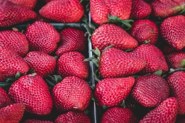 PAN-NL: Meeste aardbeien, kropsla en druiven bevatten PFAS