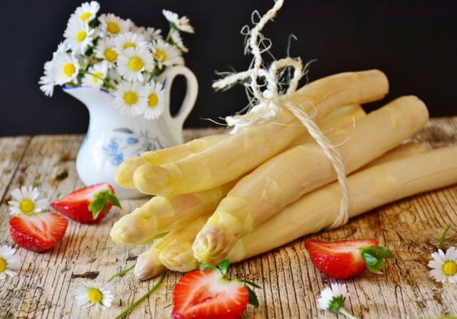 Kijken in de keuken van Ben Ellenbroek: Roalter asperges met Sallandse scholderham / Raalter asperges met Sallandse schouderham 
