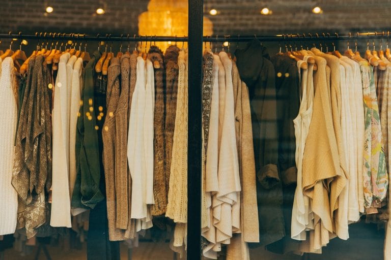 Kleding over? Doneer en laat jongeren ermee aan de slag tegen fast fashion