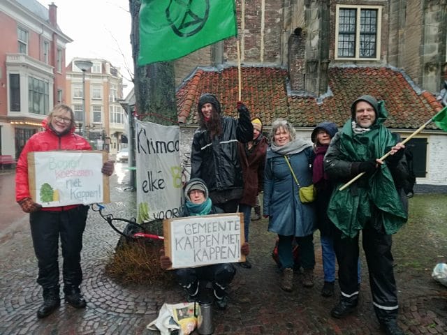 Extinction Rebellion voert actie tegen bomenkap op monumentaal plein in Deventer