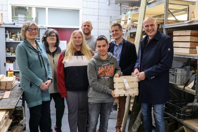 Wethouder André Schuurman van Dalfsen neemt eerste circulaire Top Vechtdal-kistje van bedlatten in ontvangst