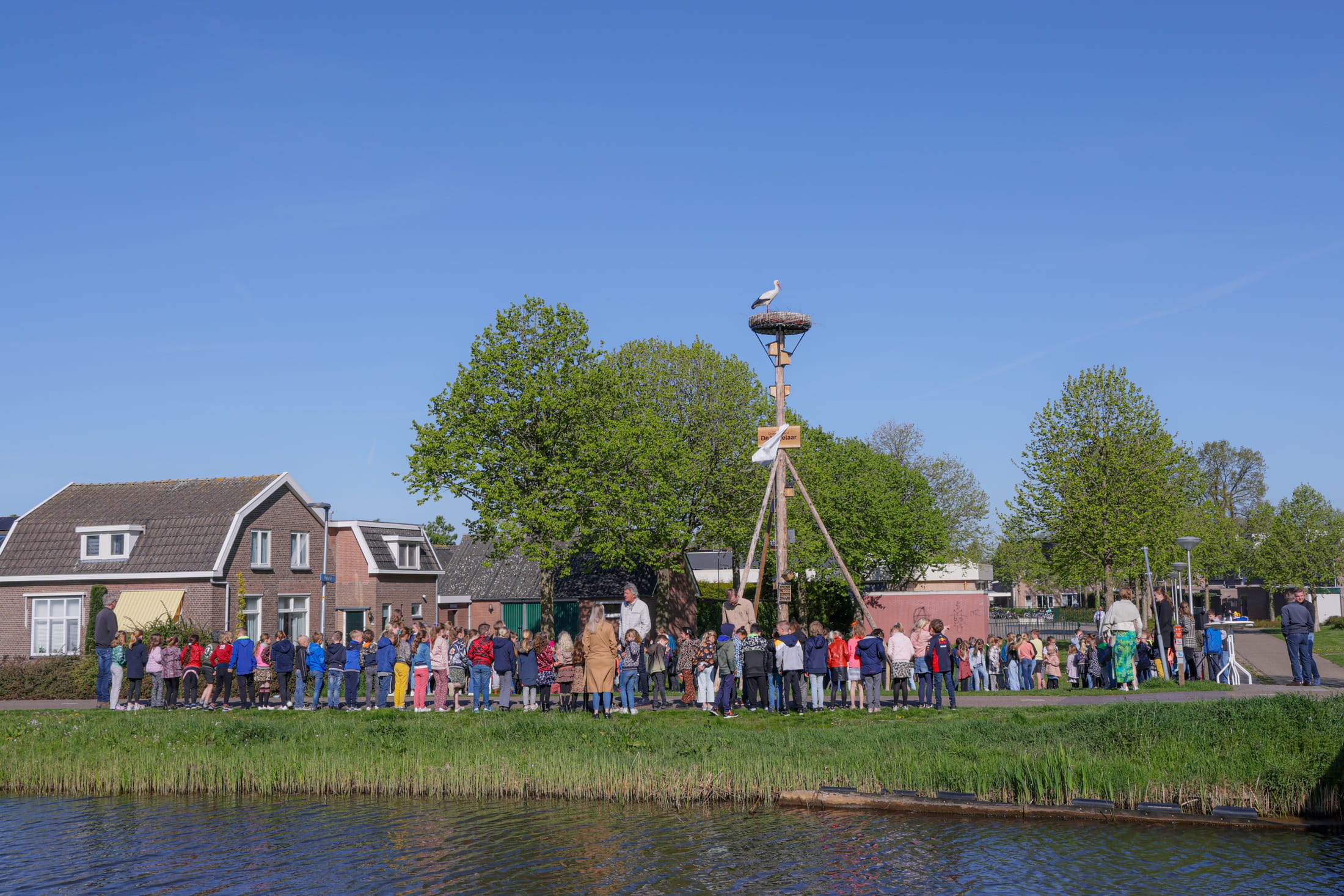 Feestelijke onthulling ooievaarsnest Raalte