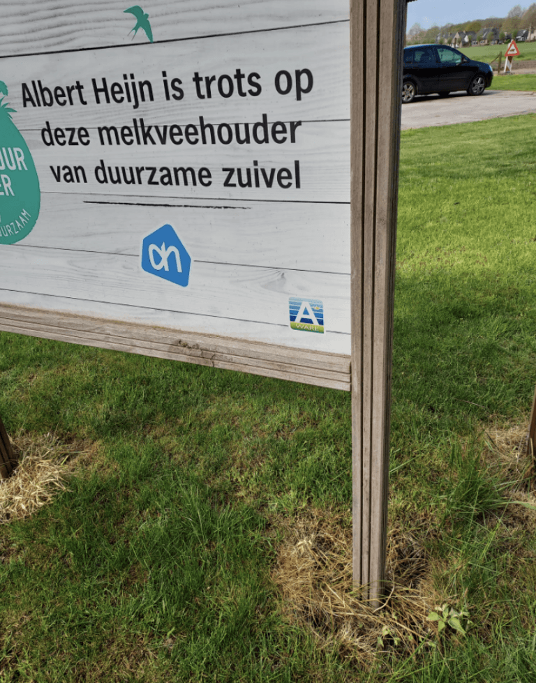 Kruiden doodspuiten met roundup onder een bijenhotel…