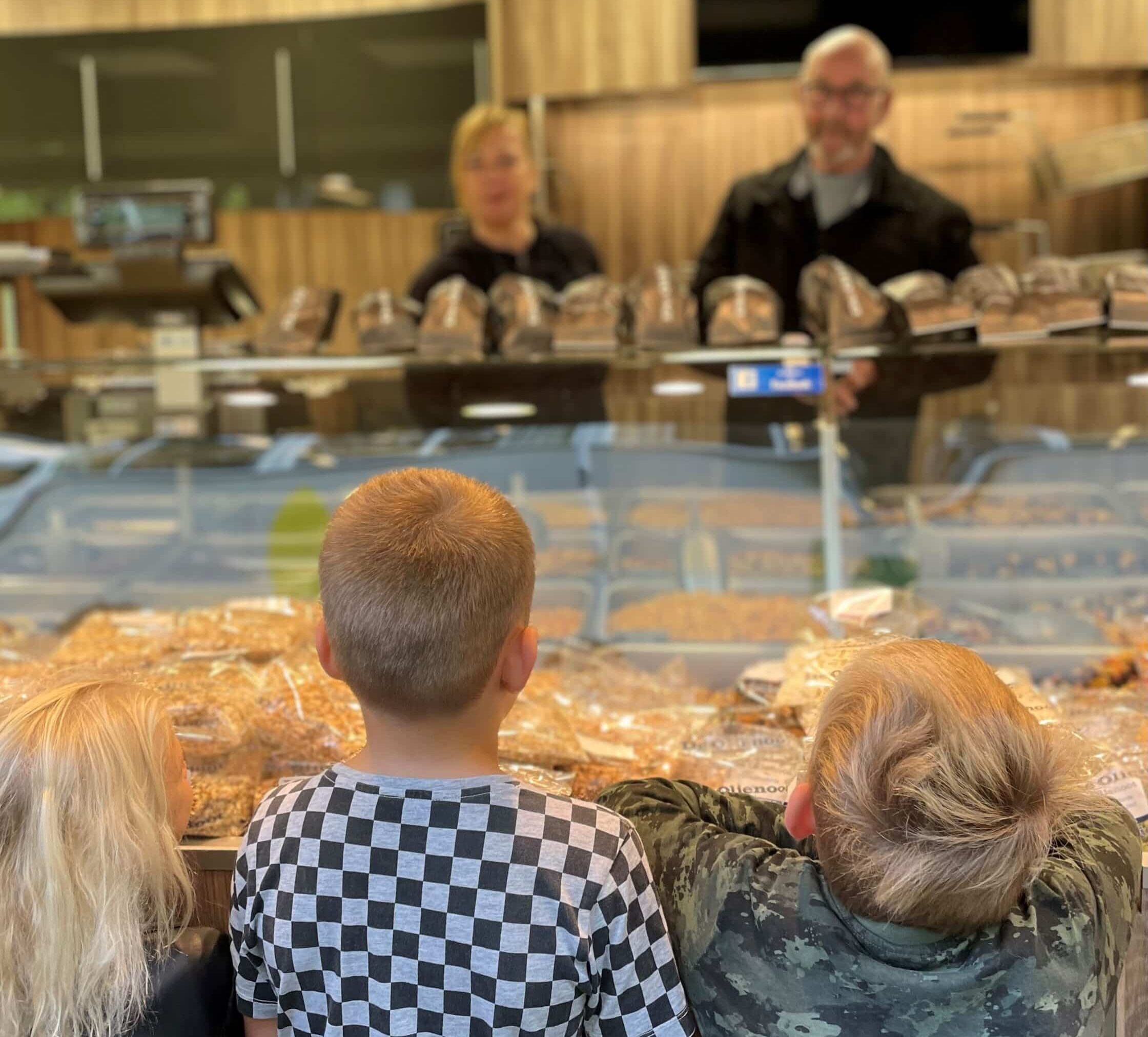 Kinderen SBO De Horizon Raalte verwonderen zich over noten en zaden