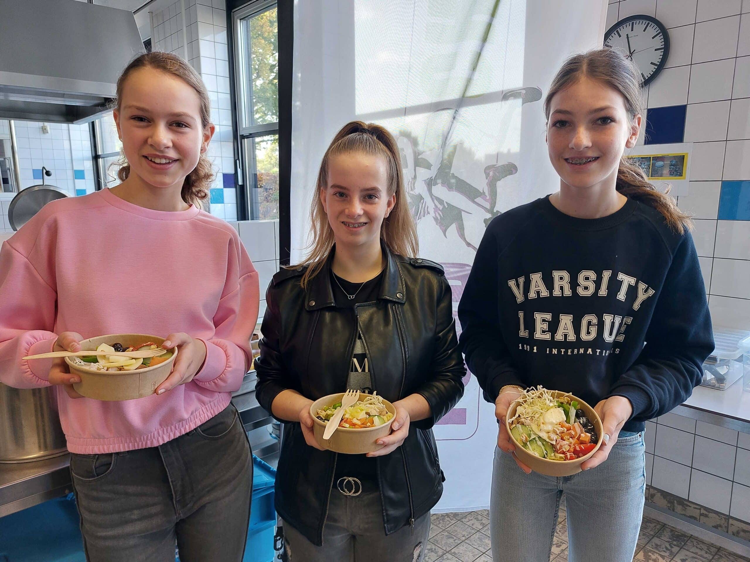 Winnaars Food Challenge 2022 trakteren pokébowl op Carmel College Salland