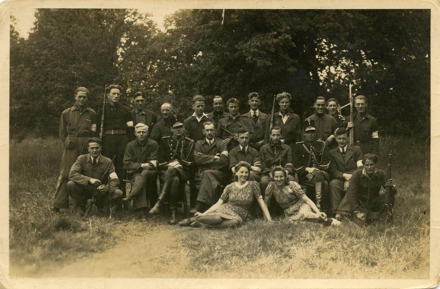 Bert Hinnen zoekt namen bij foto van een WO2 verzetsgroep uit Wijhe