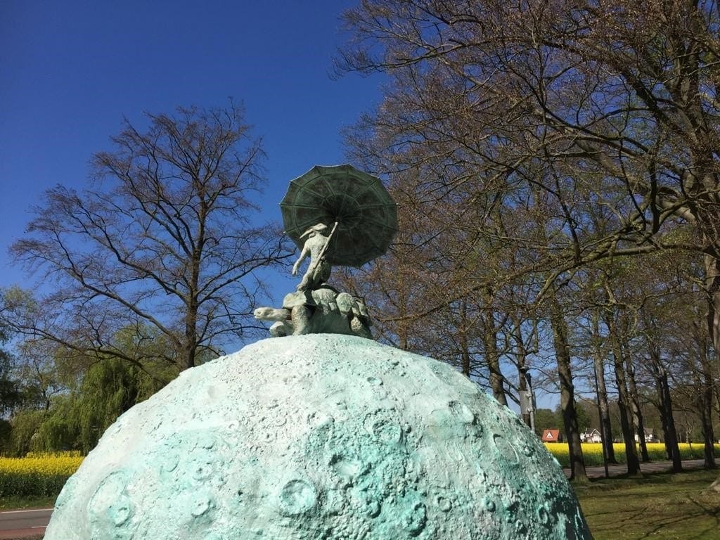 Kunstwerk Zonnemaan weer in volle glorie te zien, nu met hazenleger eronder