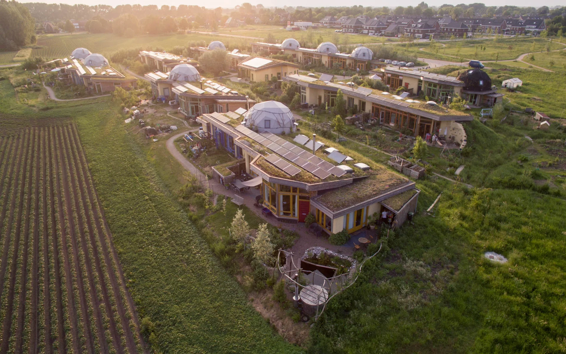 Ecologisch verantwoord wonen in de Aardehuizen te Olst
