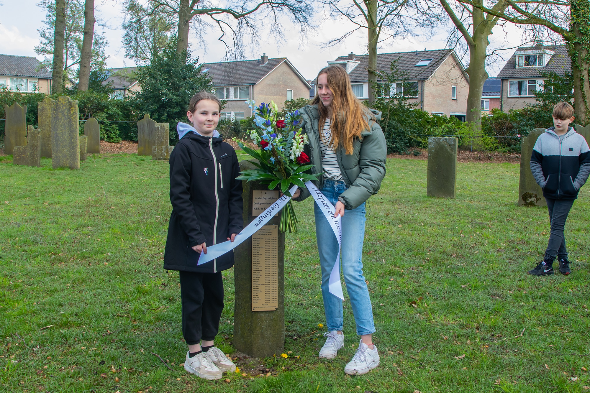 Leerlingen KC De Korenbloem Raalte brachten bloemen naar de Joodse begraafplaats