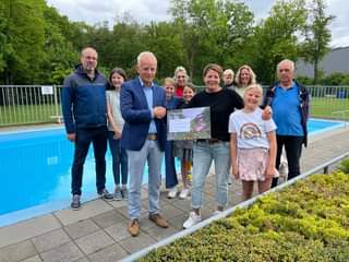 Stichting Zwembad De Luttenberg ontvangt cheque van Rabobank