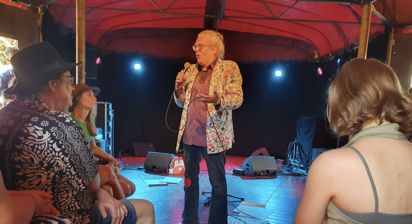 Mañana Mañana: als God alles is, doe je aan Godsschennis als je dat allemaal in één boek denkt te kunnen samenvatten!