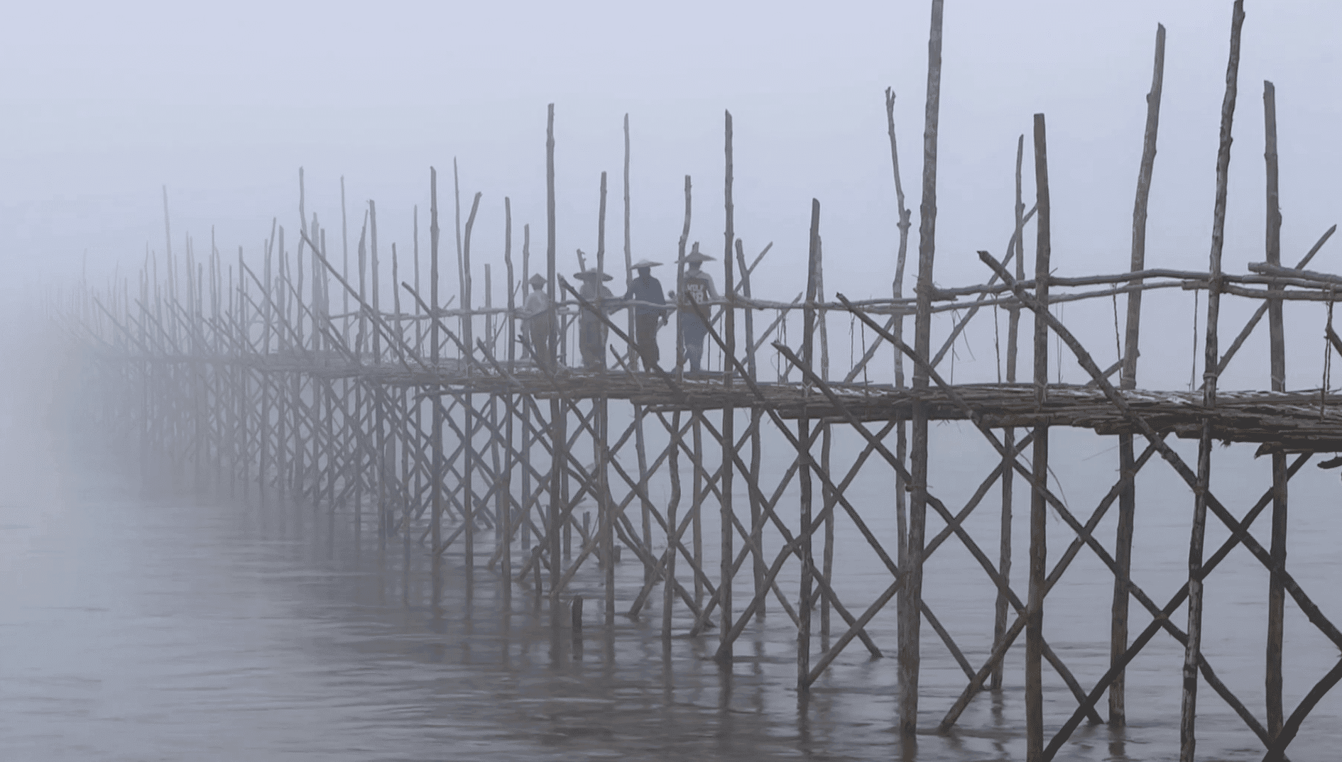 Ieder jaar in twee dagen een nieuwe brug bouwen en daarna dorpsfeest