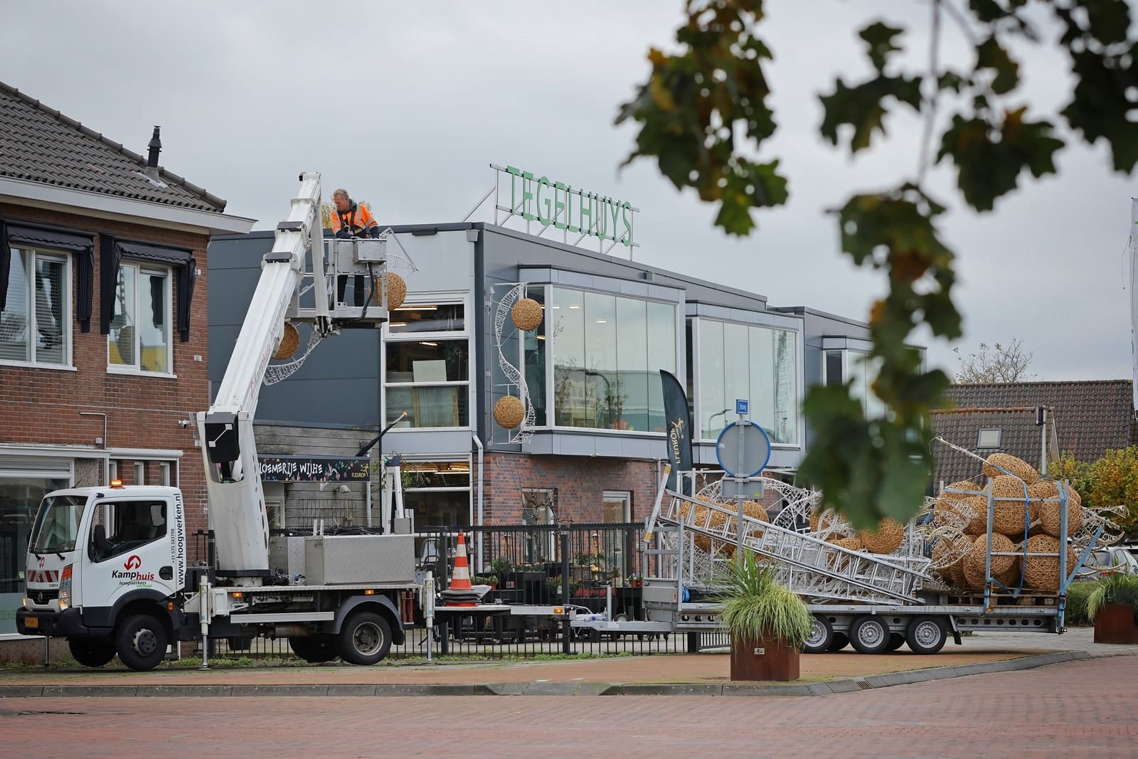 Kleurrijke slingers maken plaats voor sfeerverlichting in centrum Wijhe