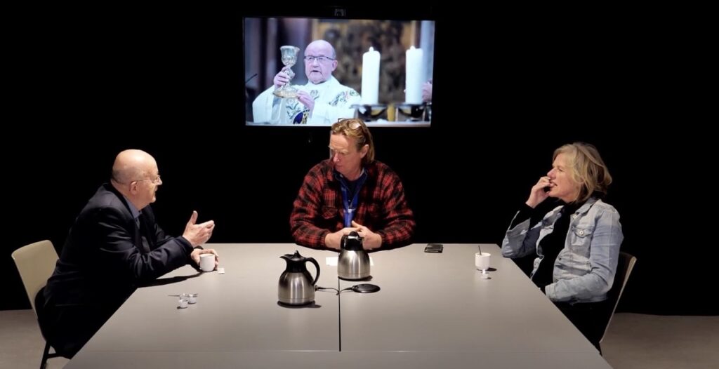 Watvinnie over de kerk als theater, met pastoor Verweij en theatervrouw Magda Nij Bijvank