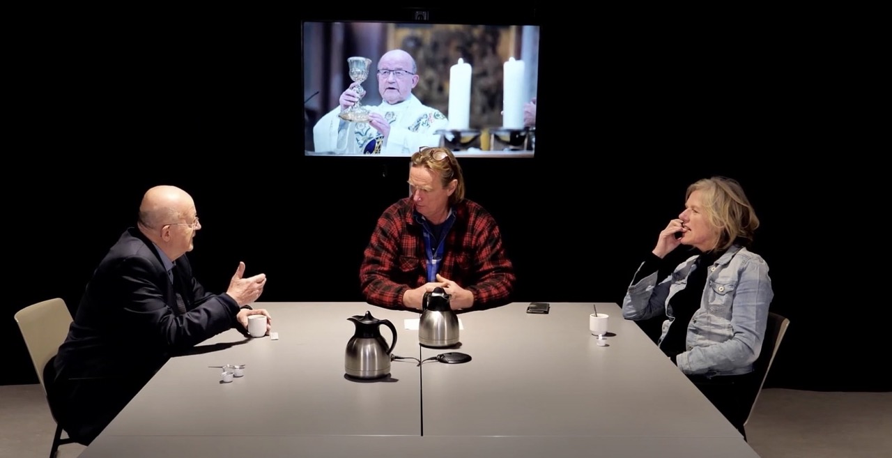 Watvinnie over de kerk als theater, met pastoor Verweij en theatervrouw Magda Nij Bijvank