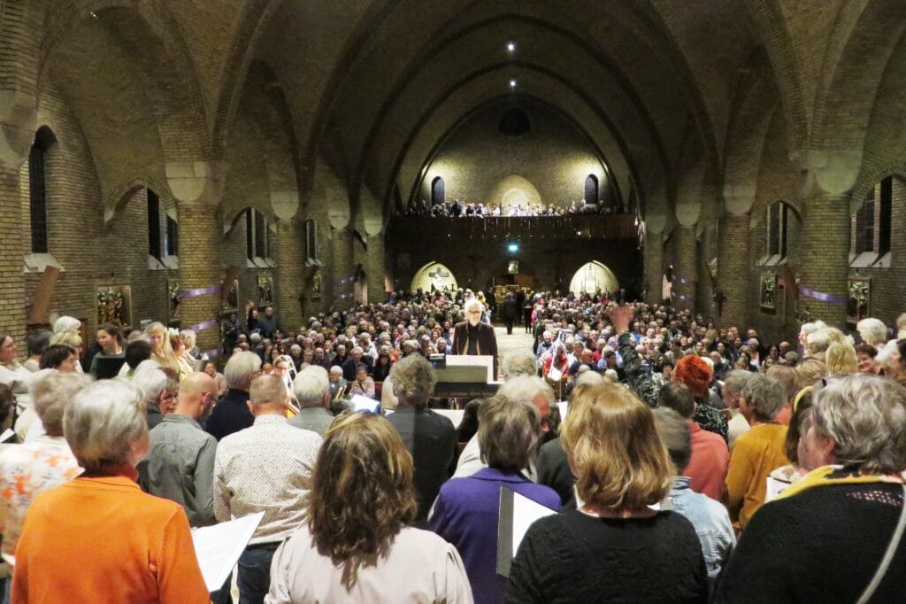 Tjokvolle kerk in Mariënheem bij uitvoering van Jesus Christ Superstar