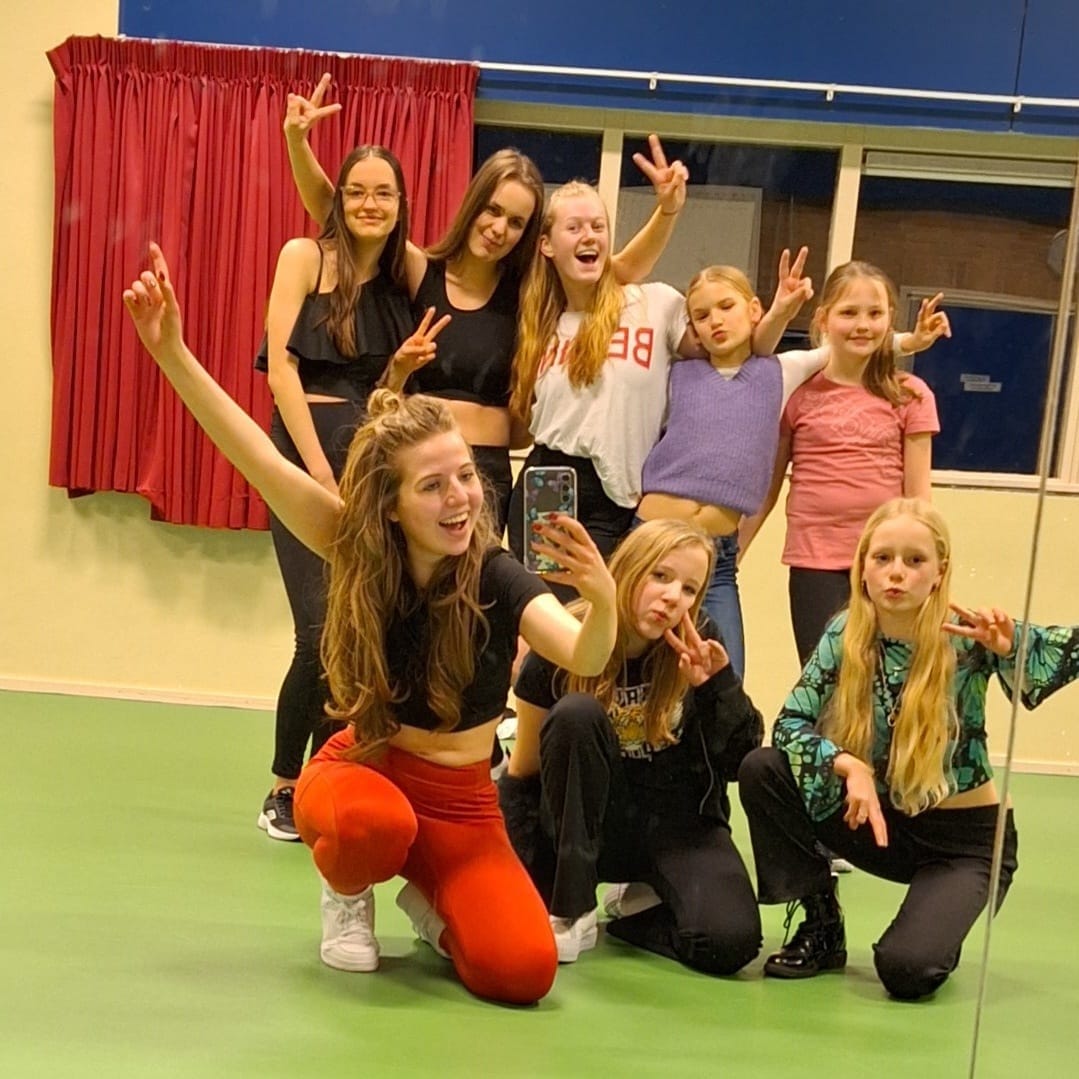 Optreden dansgroep Zumba junior bij Olster Soepcafé