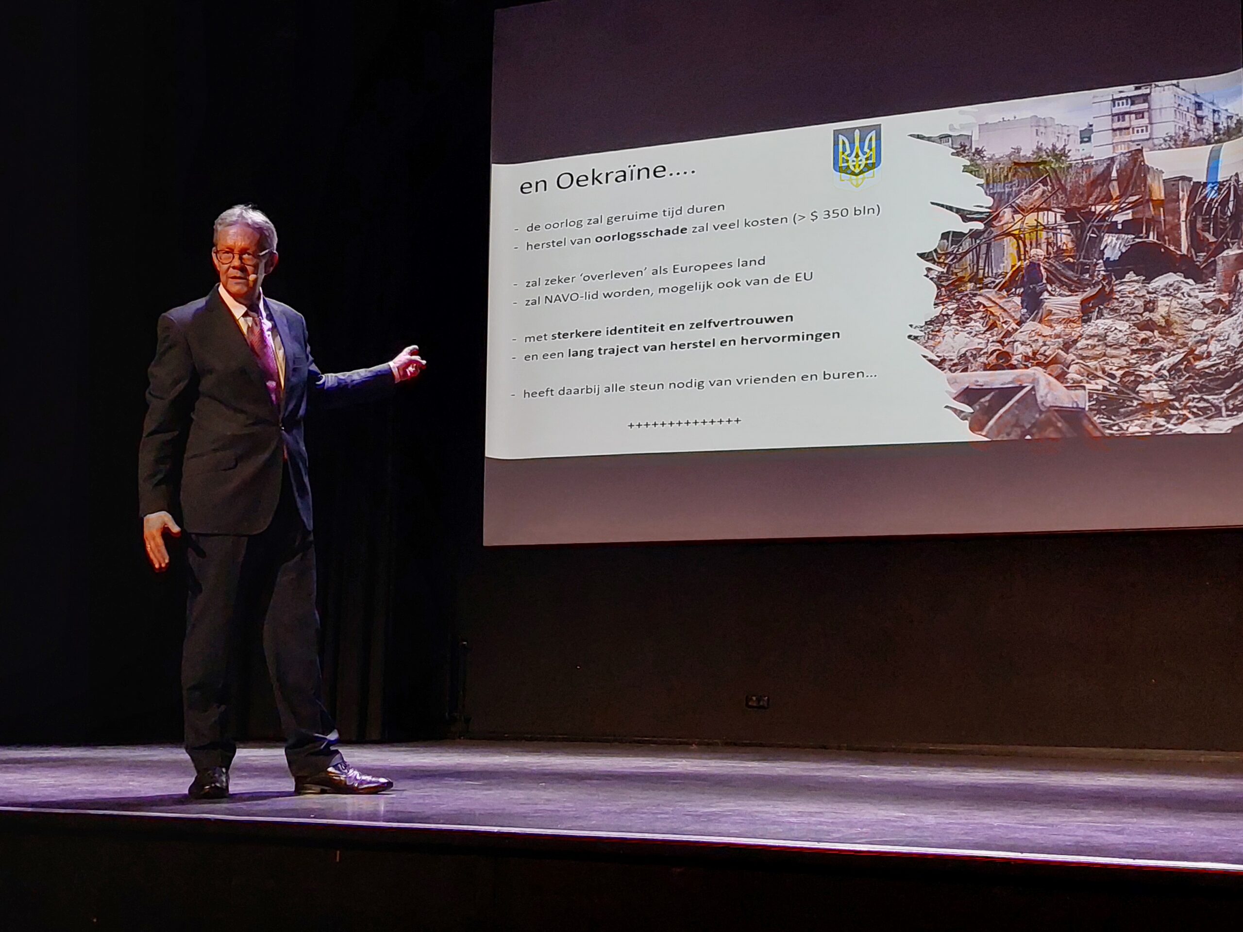 Vol Holstohus bij lezing van oud- ambassadeur Ron Keller