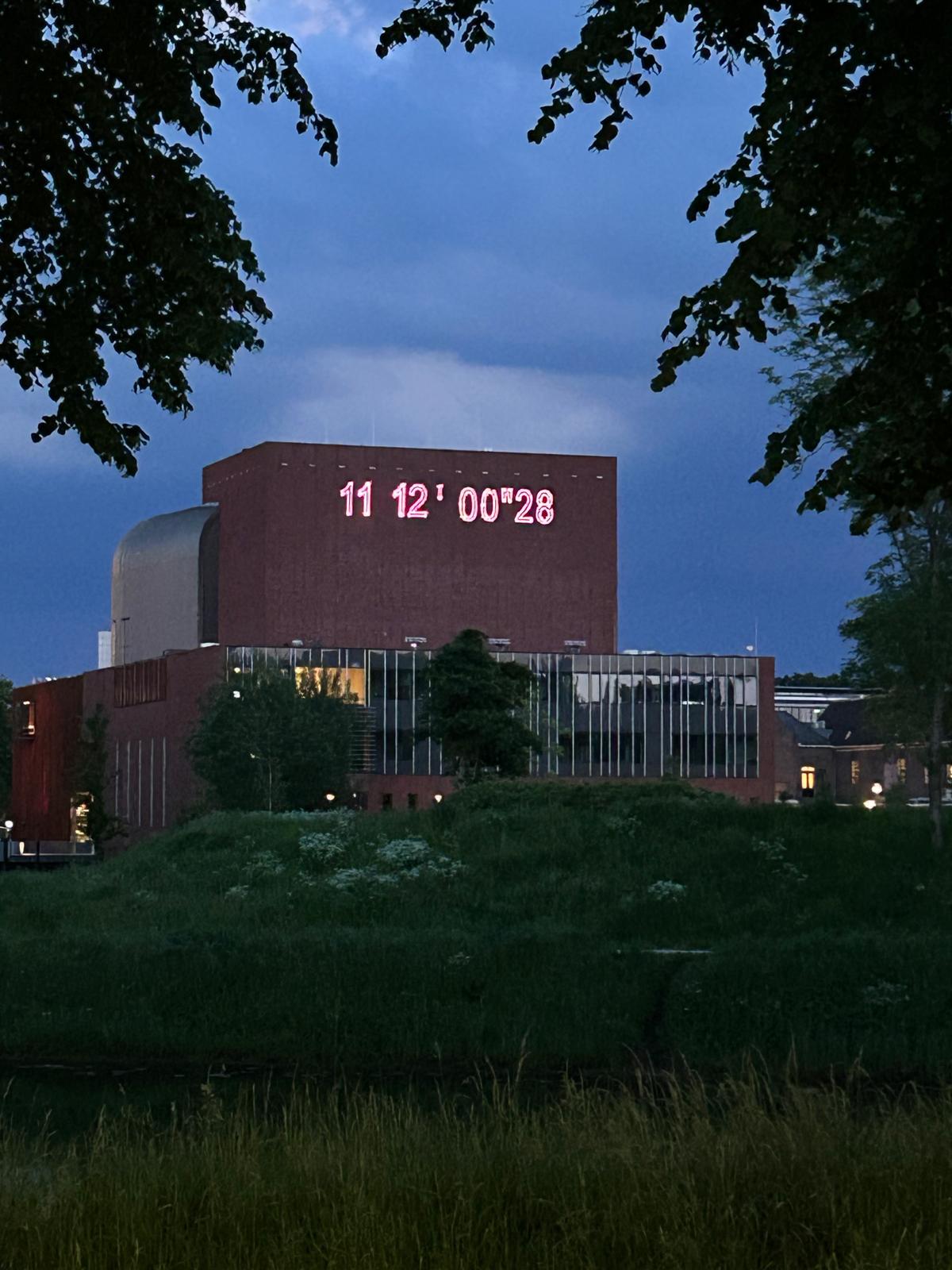 Enorme aftelklok op Theater de Spiegel in Zwolle