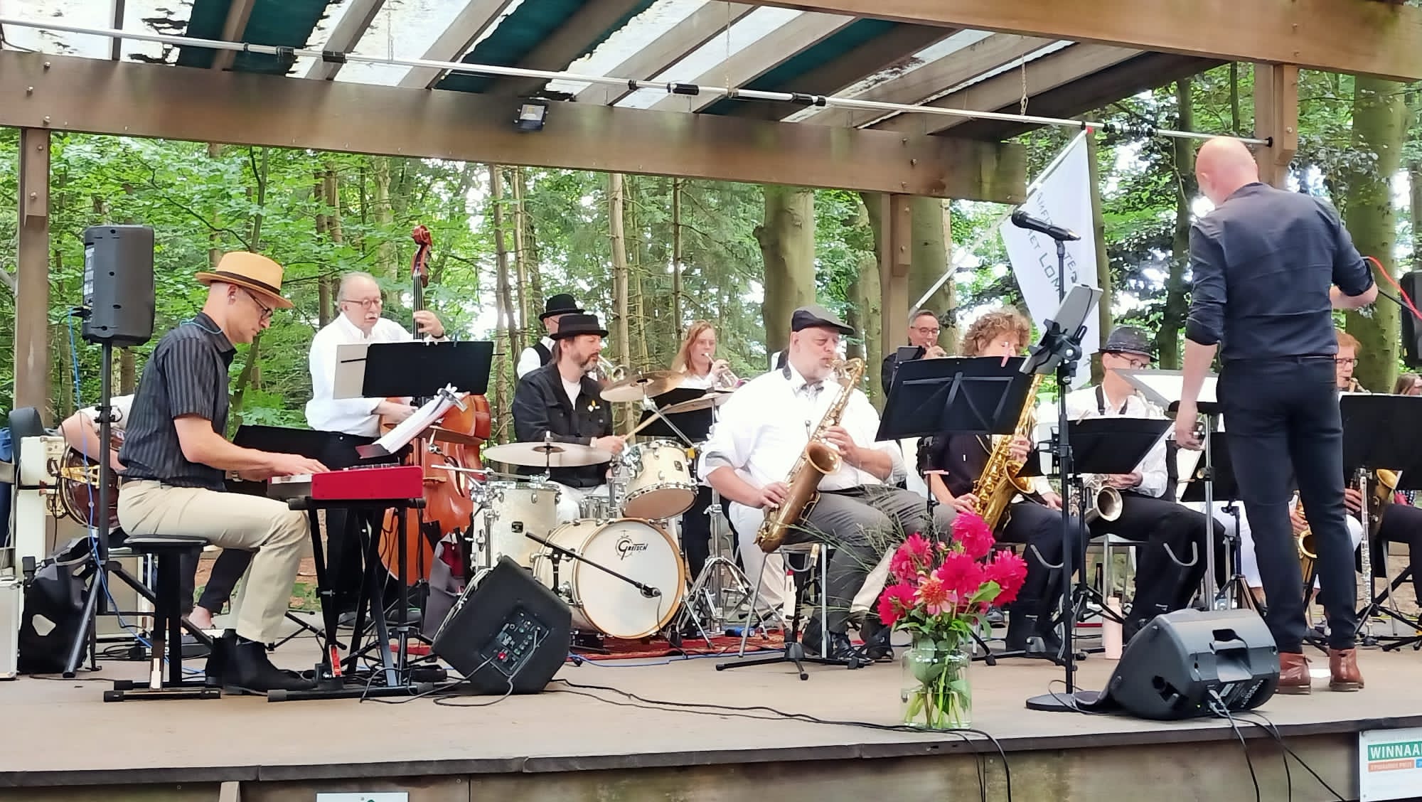 Geslaagde middag met het Deventer Jazz Orkest in amfitheater Het Lommerrijk