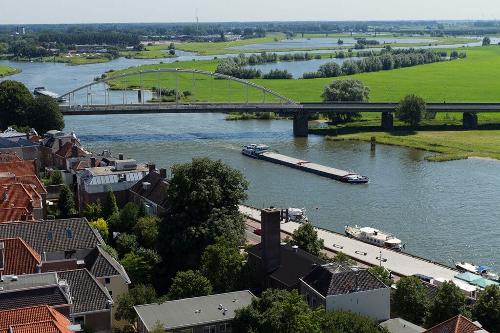 Joke Proper: Naar het stadje 