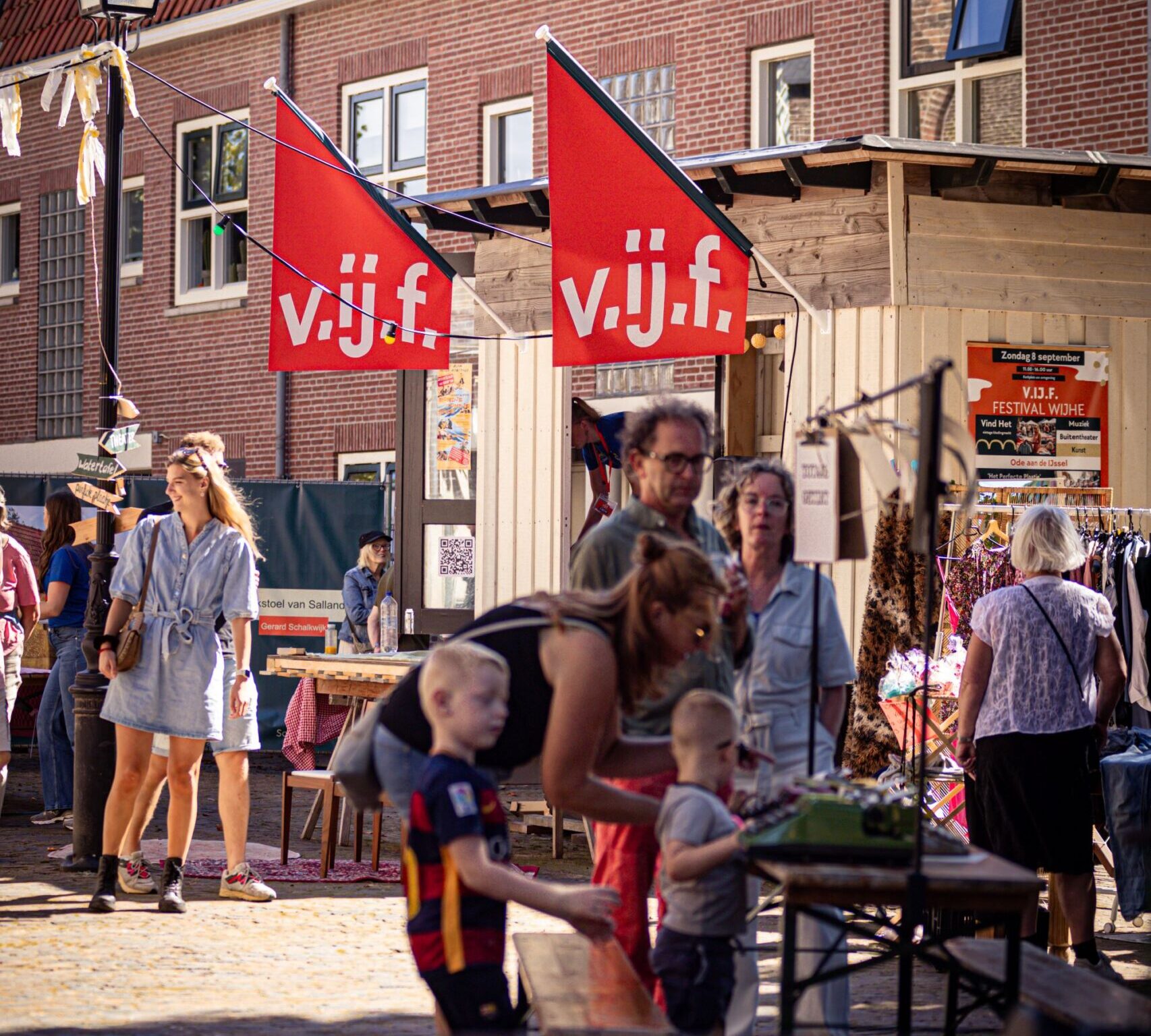 Sfeervol V.IJ.F. Festival Wijhe rondom de Nicolaaskerk groot succes