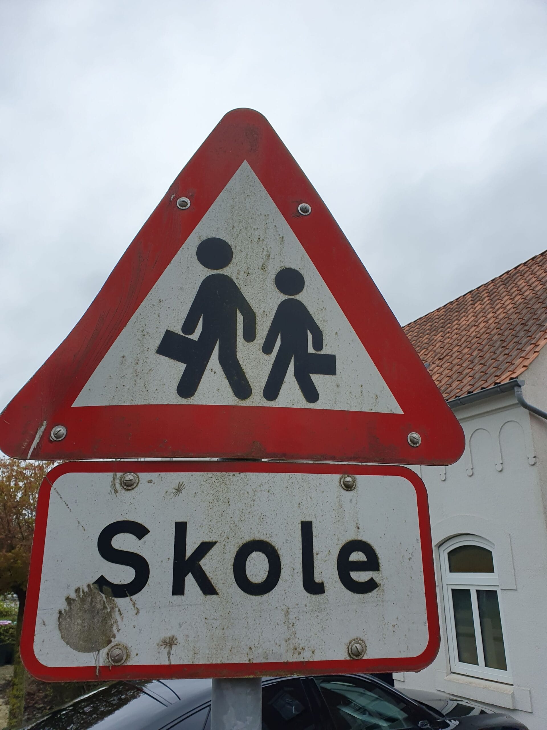 Denne is net zo gek op verkeersborden als die gekke Faber