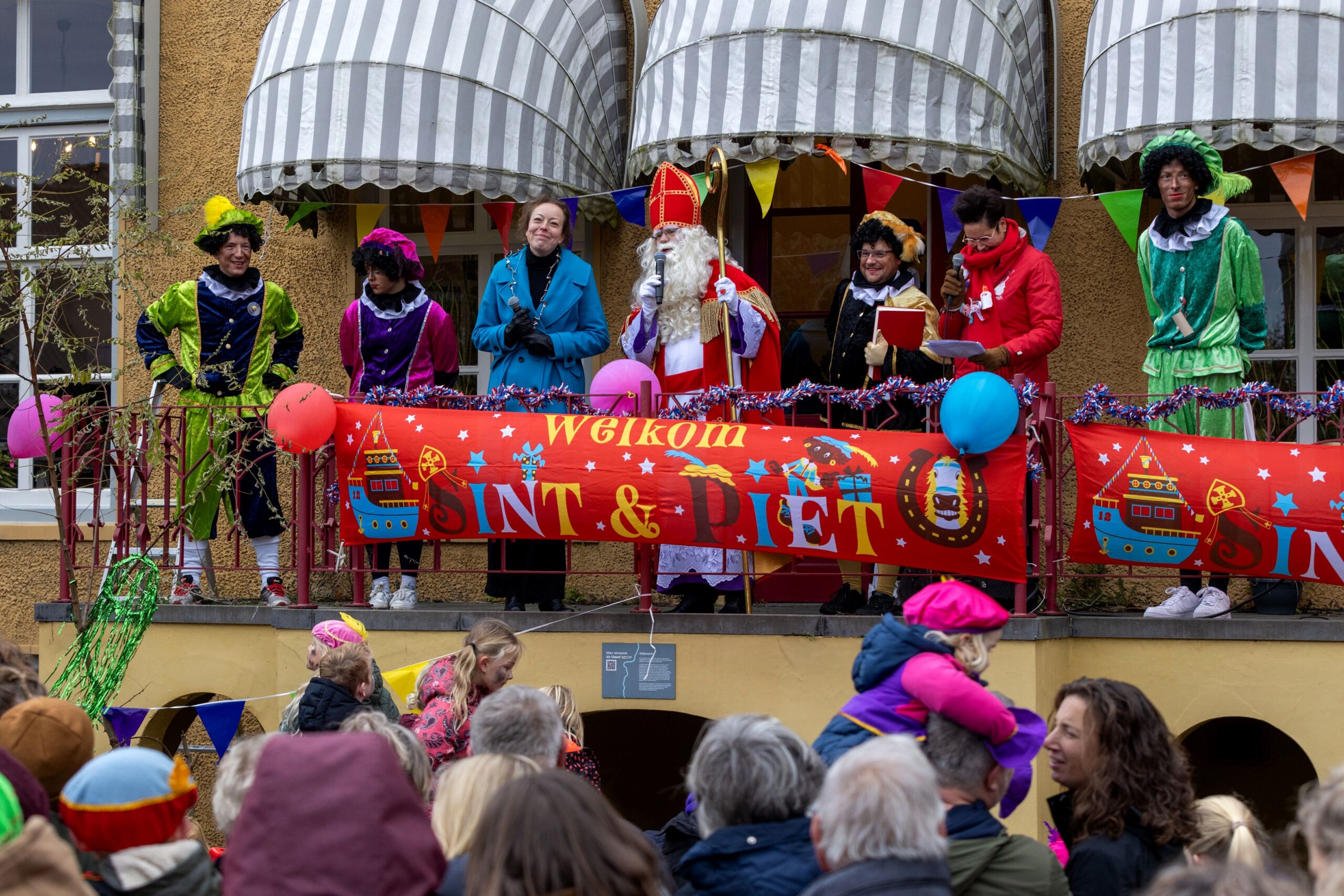 Sinterklaas en zijn Pieten kwamen dit jaar wel met de boot naar Wijhe