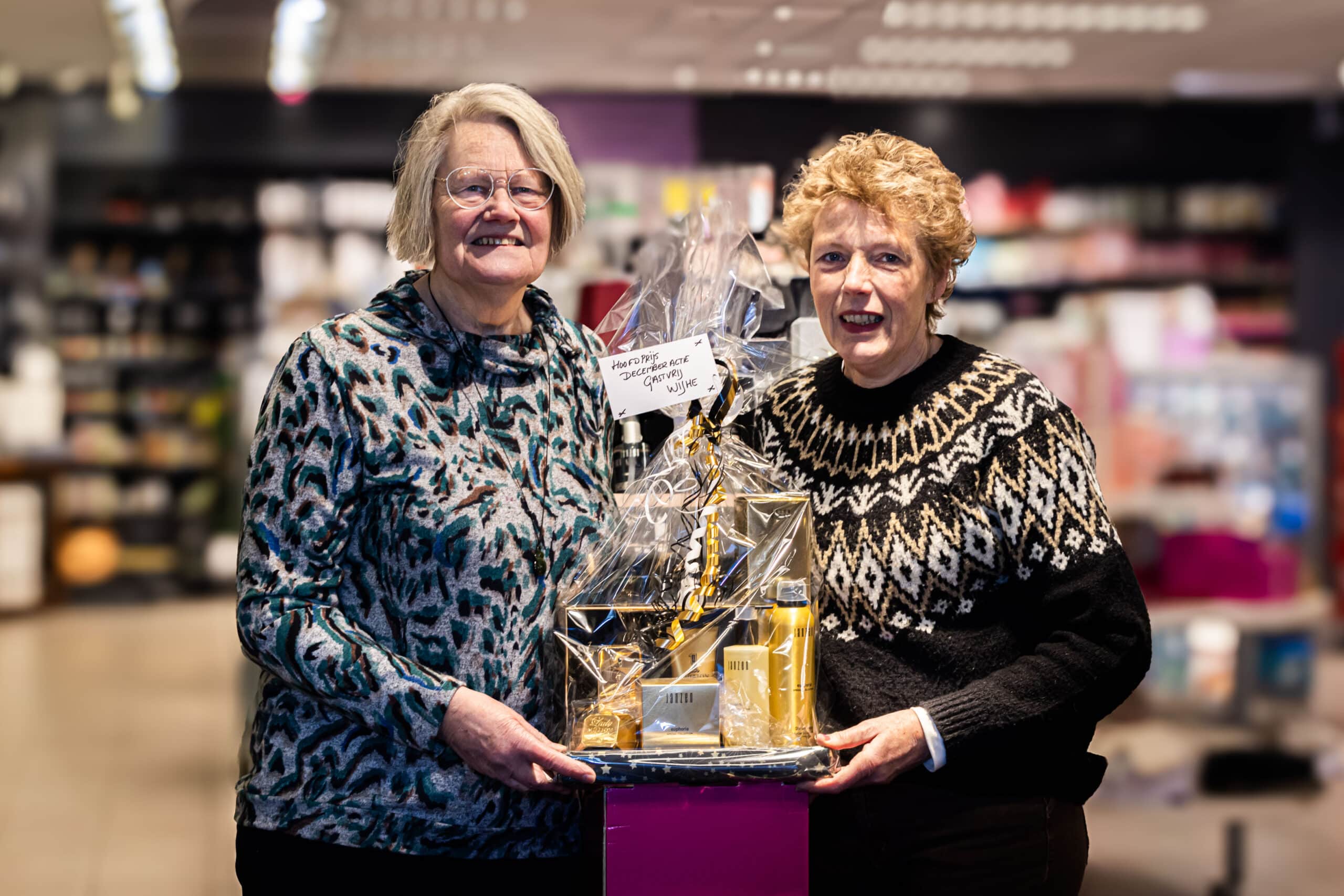 Mw. C. Floors winnaar van de Hoofdprijs van Decemberactie Gastvrij Wijhe