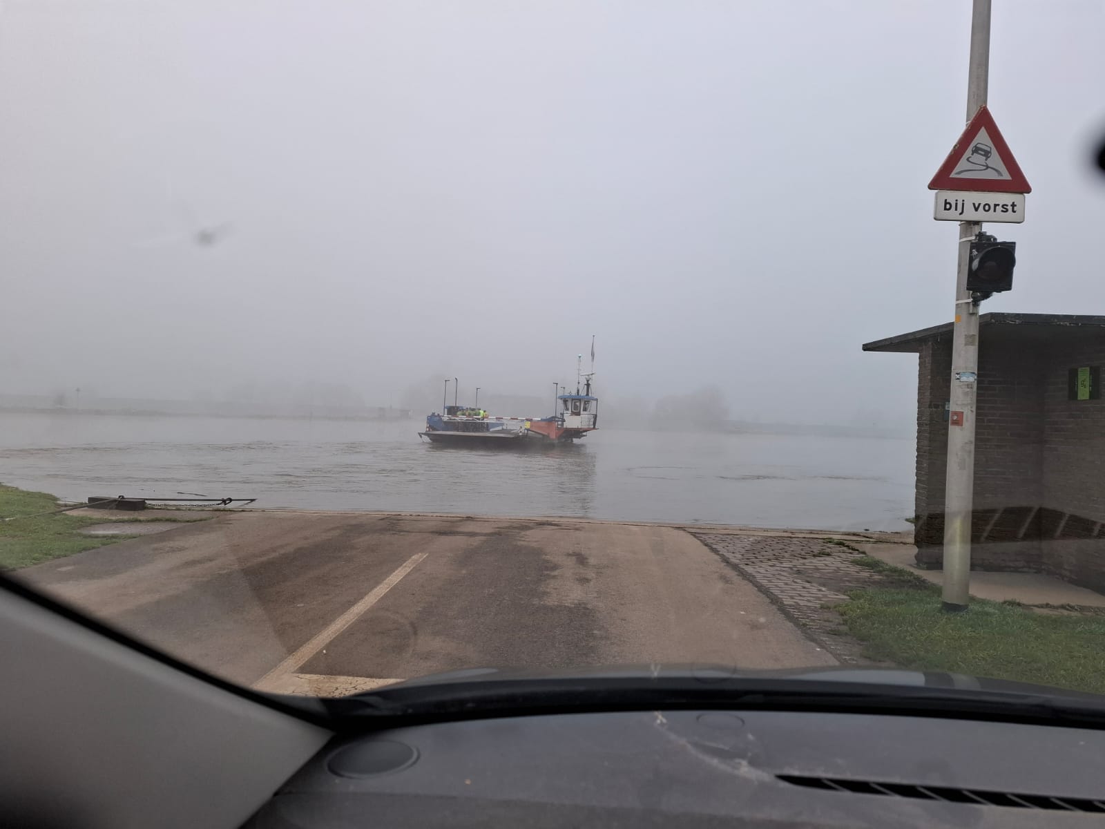 Zoden aan de Dijk:Veerbaas vaart steeds naar de overkant omdat hij denkt dat er daar volk is
