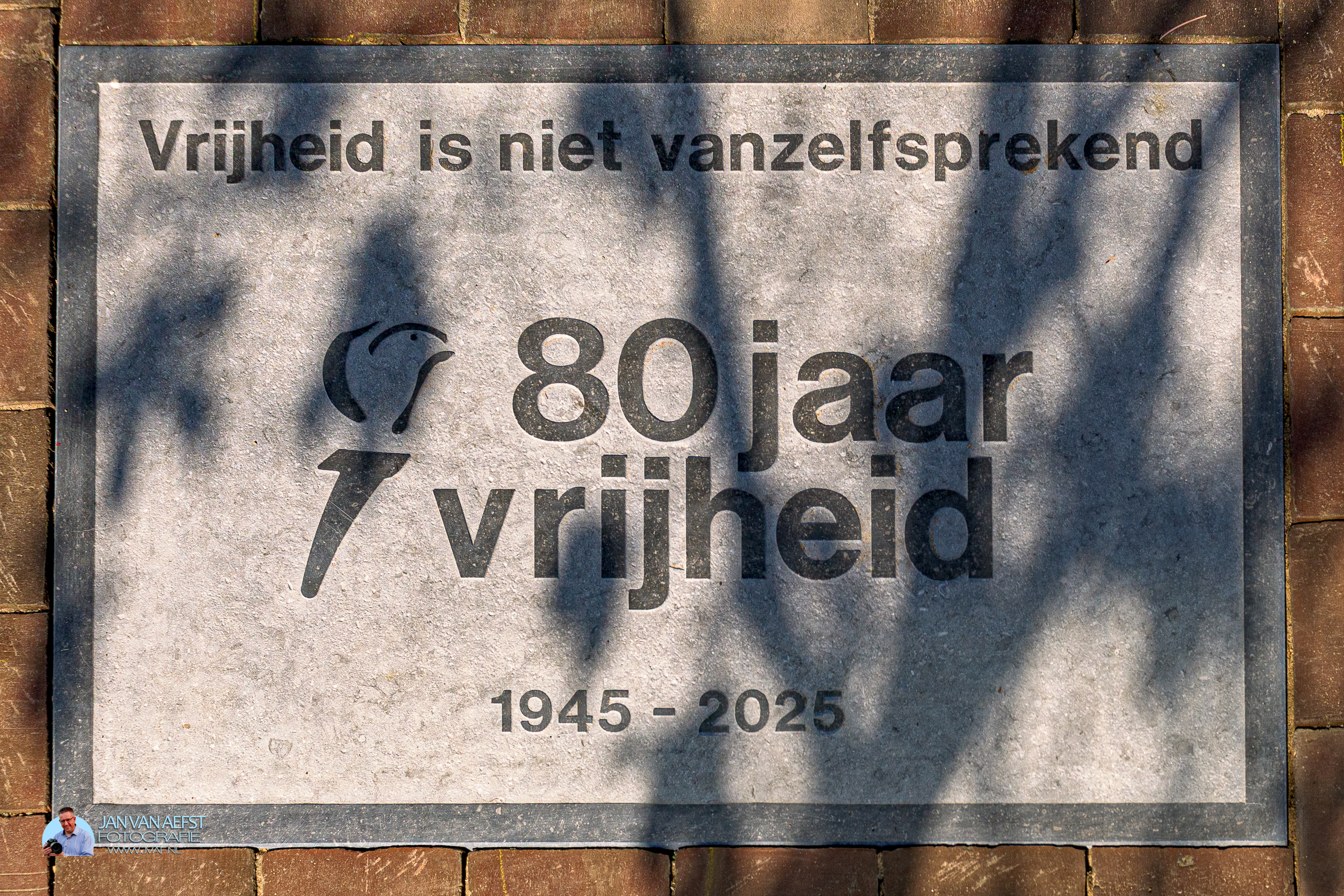 Waarom wordt er op vrijdag 15 augustus gevlagd o.a. bij het Oorlogsmonument aan de Stationsweg in Wijhe?
