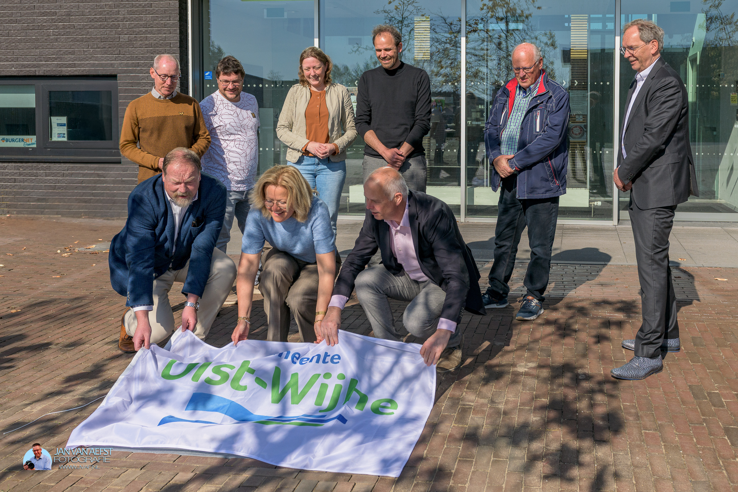 Wethouders Olst-Wijhe onthullen bijzondere herinnering aan 80 jaar vrijheid