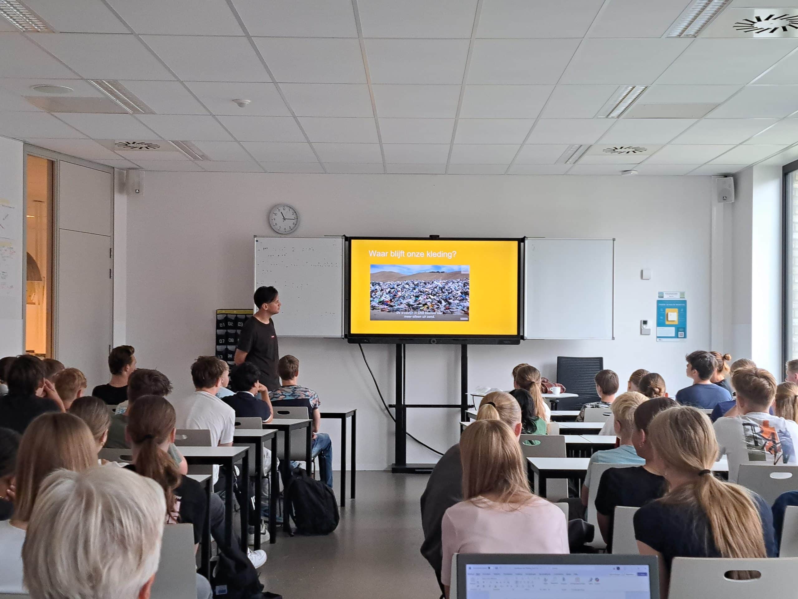 Bewustwording in de klas: Gastles over eerlijke kleding zet Raalter jongeren aan het denken