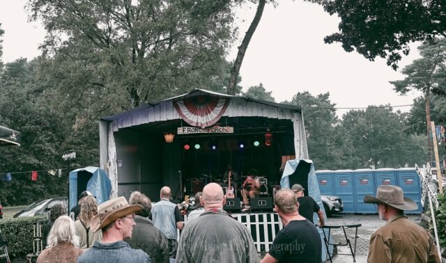 Muziekfotograaf Harrie Huisman was op het Cigarbox festival 2025 in Ommen
