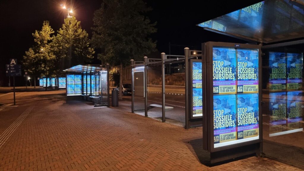 Deventenaren voorzien bushokjes op station Deventer van posters ‘Stop Fossiele Subsidies’