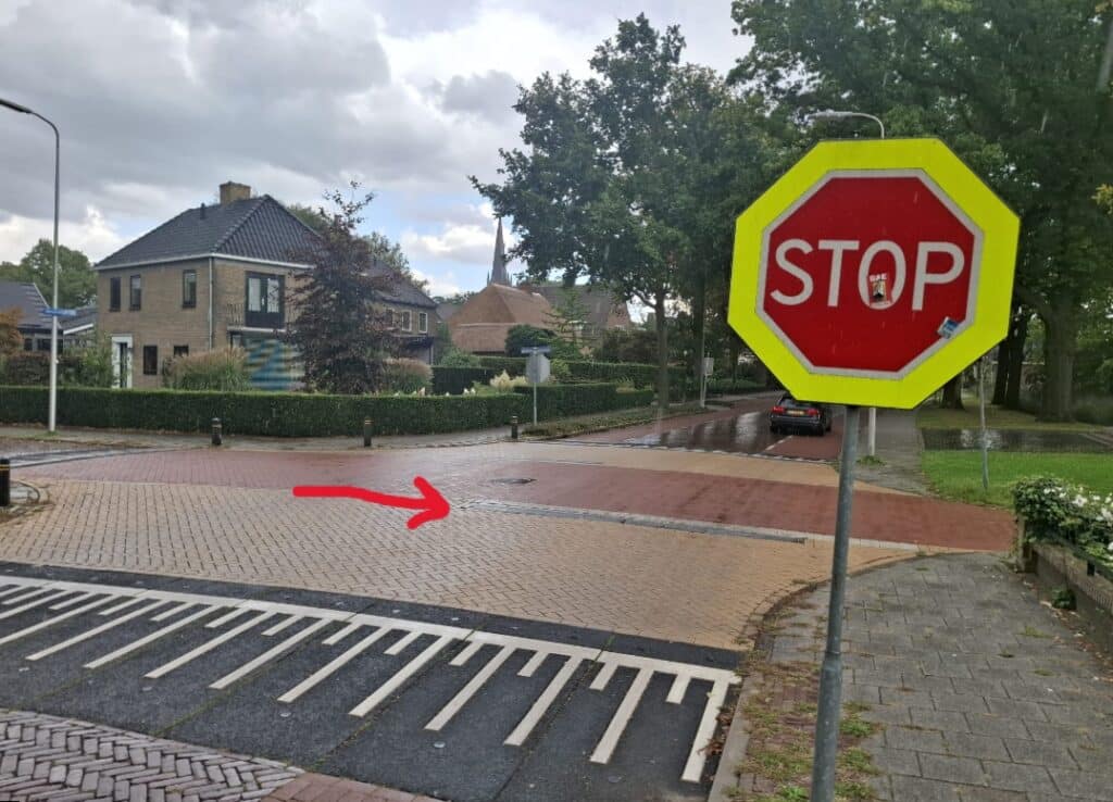 Denne vraagt zich af of een kruispunt veiliger wordt met nóg meer signaleringen