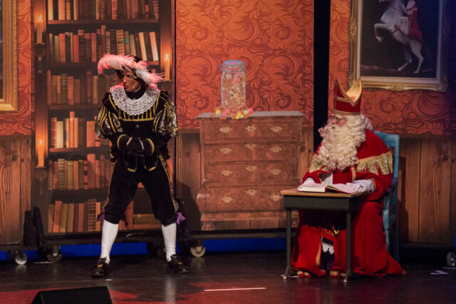 Verkoop knotsgekke voorstelling van De Bende van Sinterklaas van start