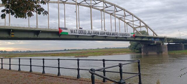 Vrijdagmorgen hebben XR demonstranten een reusachtig spandoek op de Wilhelminabrug in Deventer gehangen