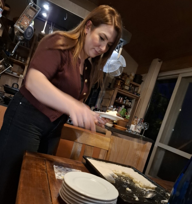 De Sallandse Eettafel: Vriendelijk, maar op afstand – over echt contact maken in Salland