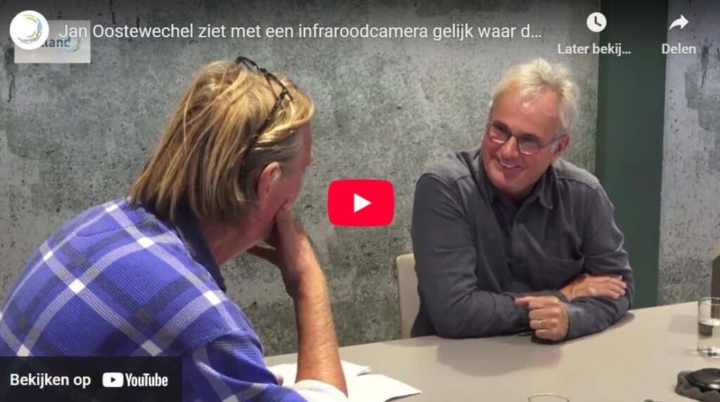 Dag van de Duurzaamheid: Jan Oostewechel ziet met een infraroodcamera gelijk waar de warmte de ruimte verlaat